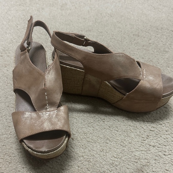 Antelope gold wedges with Velcro closure for expandable fit - Picture 1 of 7